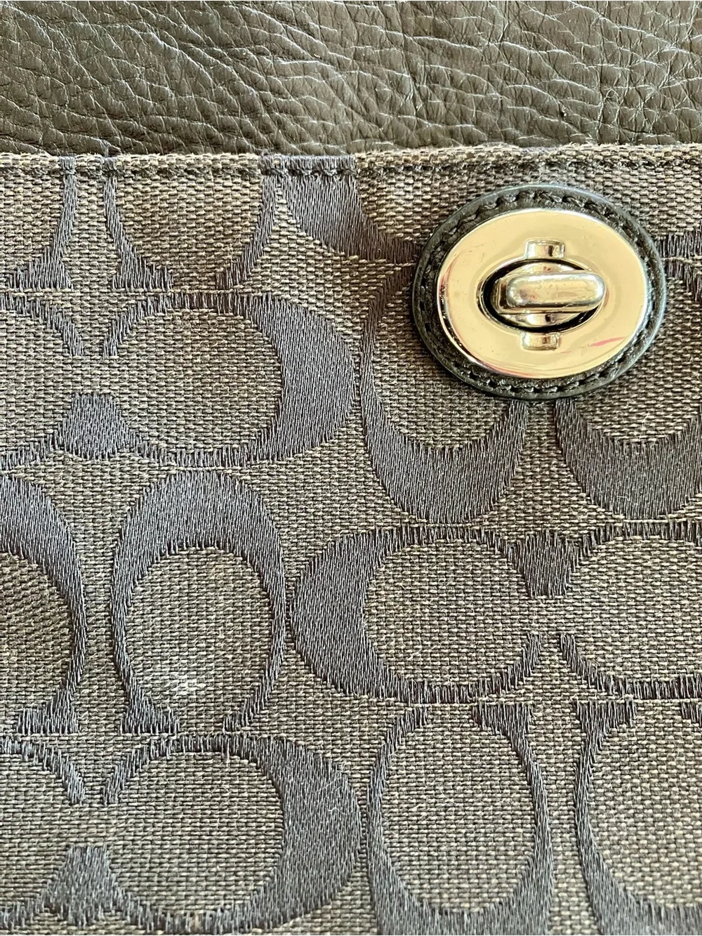 Coach Crossbody Bag; Zipper Does Not Close; Measurements & Flaws in Photos